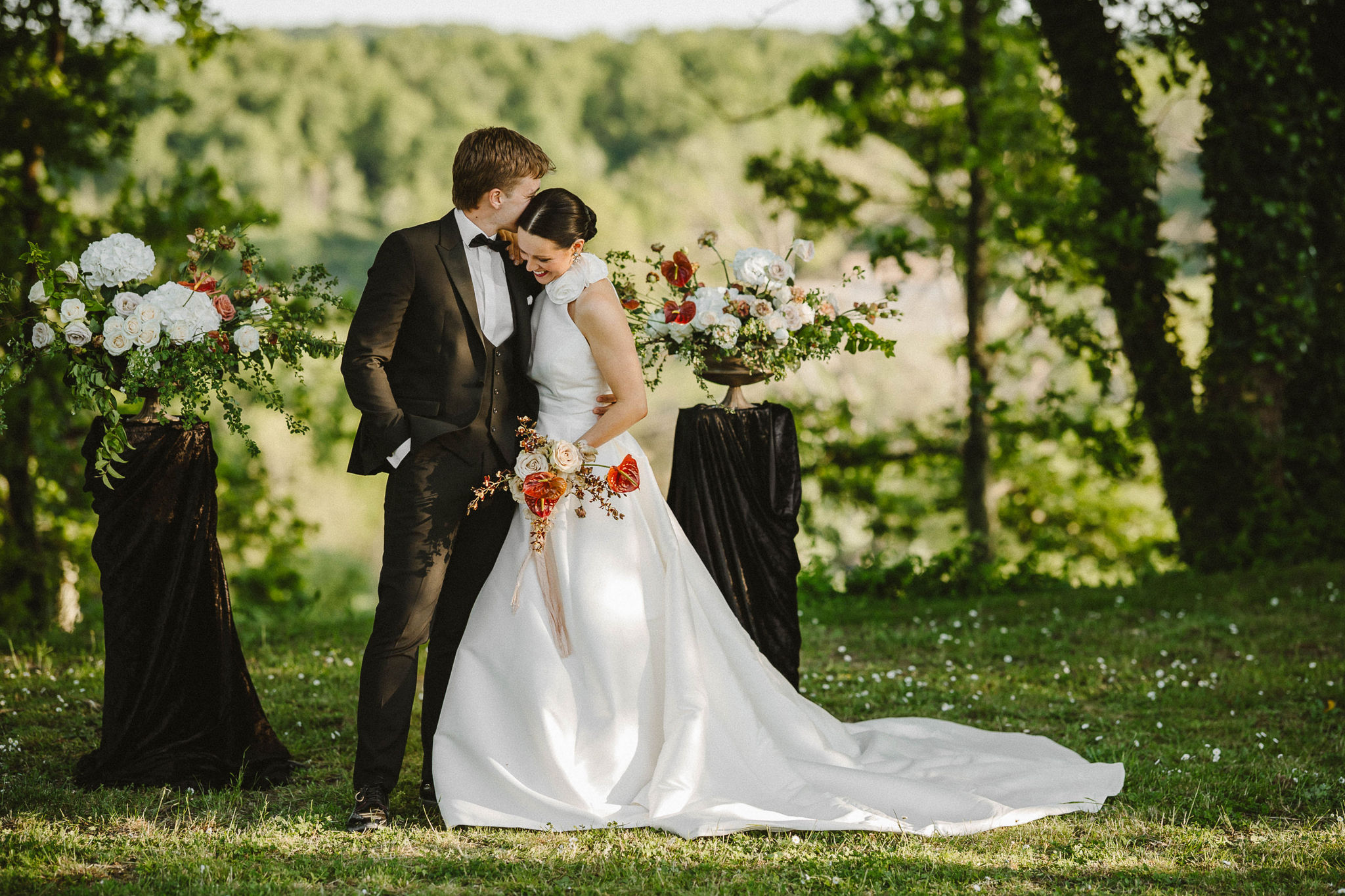 A couple kissing on the chateau grounds